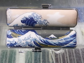 �C���e���A�A�[�g�ɂ��Ȃ�Ői���͂񂱃O�b�Y�ł��B